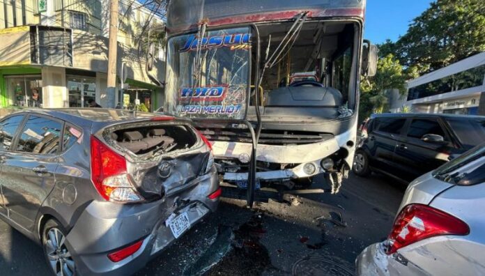 Al menos diez lesionados en múltiple accidente de tránsito en Paseo Gral. Escalón El múltiple accidente se registró en la intersección del Paseo General Escalón y la 79 avenida Norte, en San Salvador Centro.