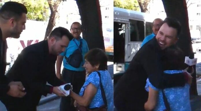 Henry Urbina y Mario Sibrián recibieron un hermoso gesto de una mujer de la tercera edad, en su recorrido por las calles de San Salvador