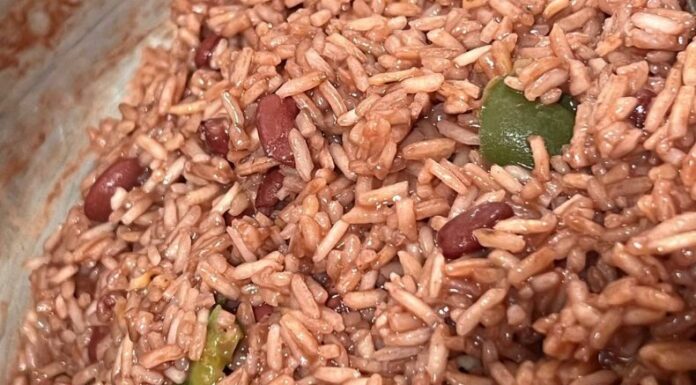 El arroz teñido o negrito es una receta que ha conquistado el corazón, y sobre todo el paladar, de muchos vicentinos.