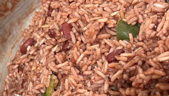 El arroz teñido un platillo que conquista el paladar de los vicentinos El arroz teñido o negrito es una receta que ha conquistado el corazón, y sobre todo el paladar, de muchos vicentinos.