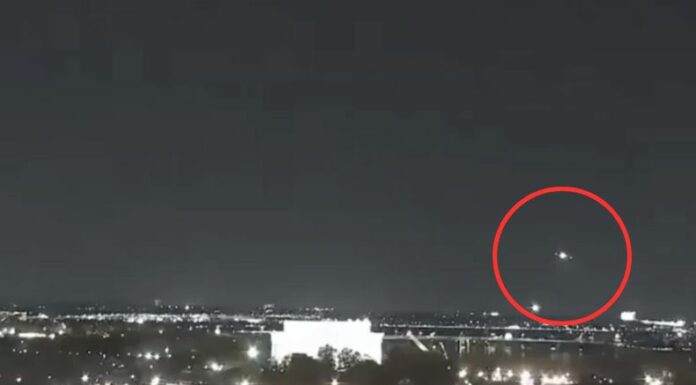 Un avión comercial y un helicóptero militar colisionaron esta noche en las proximidades del Aeropuerto Ronald Reagan en Washington.