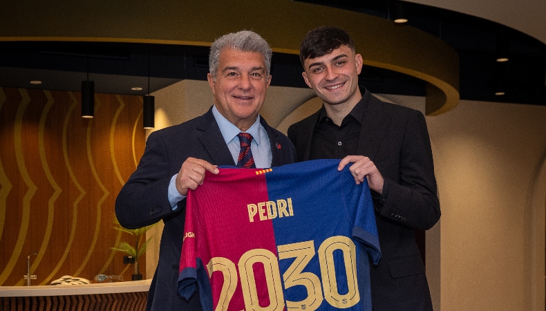 Pedri amplió su contrato con el Barcelona hasta el final de la temporada 2029-30 tras su llegada al equipo español en el 2020.