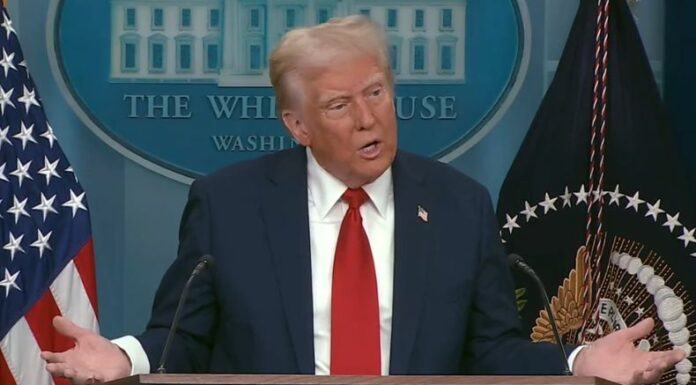 El presidente Donald Trump, responsabilizó del fatal accidente aéreo a las políticas de los gobiernos de Barack Obama y Joe Biden.