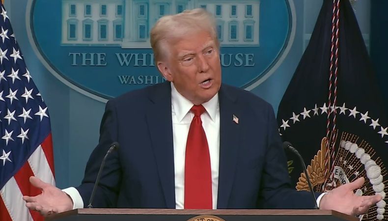 El presidente Donald Trump, responsabilizó del fatal accidente aéreo a las políticas de los gobiernos de Barack Obama y Joe Biden.