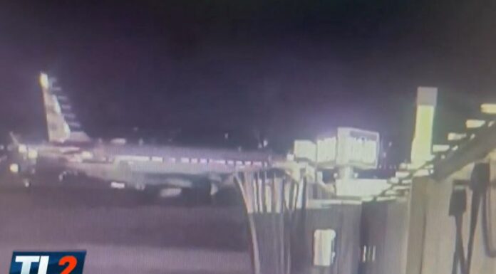 Un avión comercial con 60 pasajeros y cuatro miembros de la tripulación y un helicóptero del Ejército colisionaron la noche del miércoles.