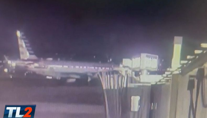 Un avión comercial con 60 pasajeros y cuatro miembros de la tripulación y un helicóptero del Ejército colisionaron la noche del miércoles.