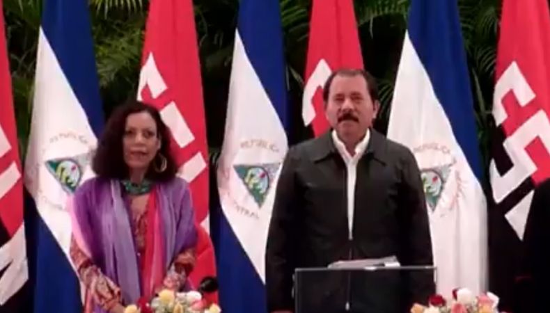 Daniel Ortega y su esposa Rosario Murillo consolidaron mando absoluto en Nicaragua con reforma constitucional ratificada por el Parlamento.