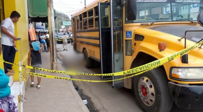 Un hombre perdió la vida tras ser atropellado esta tarde por un bus de la ruta 80-A en El Puerto de La Libertad.