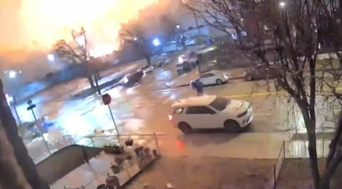 Según los primeros reportes, el avión se estrelló cerca de Cottman Avenue y Roosevelt Boulevard, poco después de las 6 p.m. de este viernes.