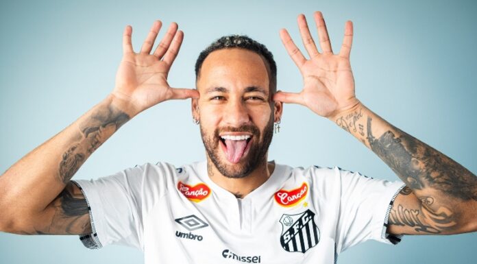 Neymar volvió tras 12 años al Santos de Brasil y fue presentado ante una multitud de gente en el Vila Belmiro.