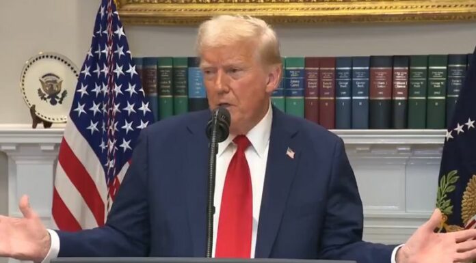 Donald Trump impondrá aranceles aduaneros a Canadá, México y China sobre productos como el petróleo, gas, microchips y acero.