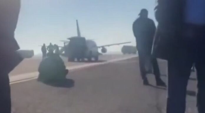 Un avión con pasajeros a bordo fue evacuado este domingo luego de que uno de los motores de la aeronave se incendiara antes del despegue.