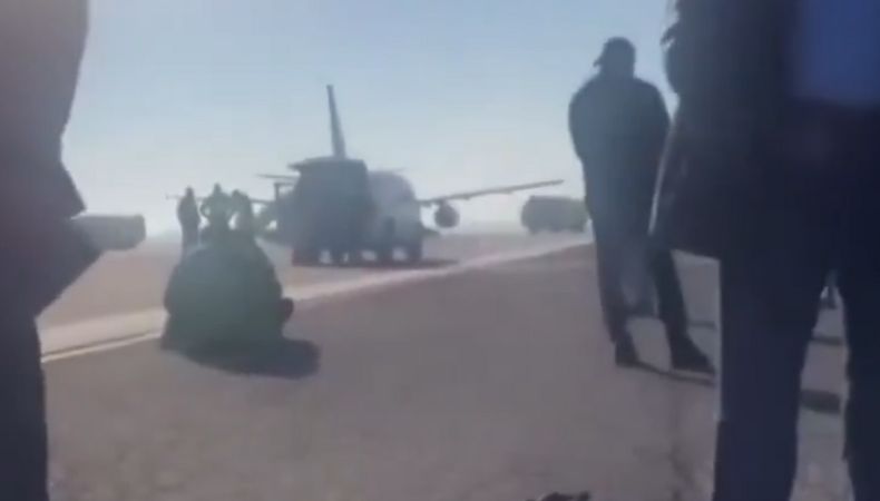 Un avión con pasajeros a bordo fue evacuado este domingo luego de que uno de los motores de la aeronave se incendiara antes del despegue.
