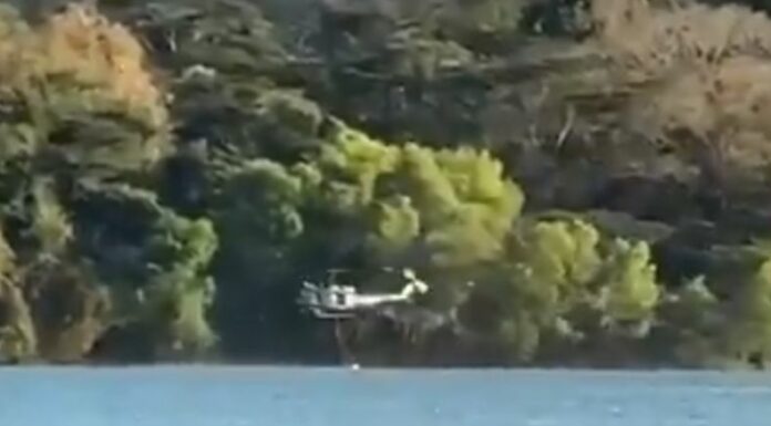 Autoridades reportaron que un helicóptero cayó en la laguna de Chanmico, en San Juan Opico. Socorristas atendieron a los lesionados.