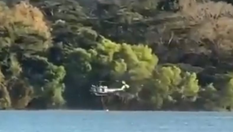 Autoridades reportaron que un helicóptero cayó en la laguna de Chanmico, en San Juan Opico. Socorristas atendieron a los lesionados.