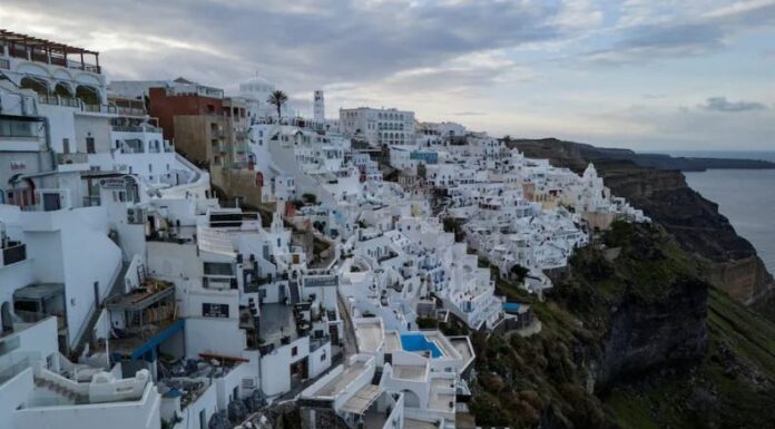 Científicos griegos advierten que la actividad sísmica en Santorini, que se intensificó desde el sábado, podría durar semanas.