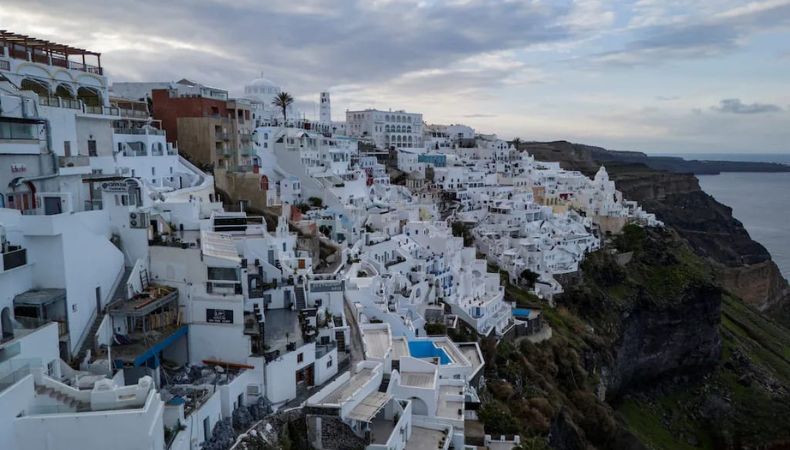 Científicos griegos advierten que la actividad sísmica en Santorini, que se intensificó desde el sábado, podría durar semanas.