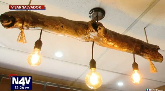 La elaboración de las artesanías con madera reciclada lleva entre uno o dos días dependiendo de la complejidad del diseño.