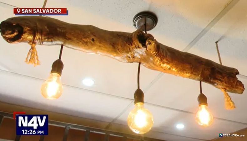 La elaboración de las artesanías con madera reciclada lleva entre uno o dos días dependiendo de la complejidad del diseño.