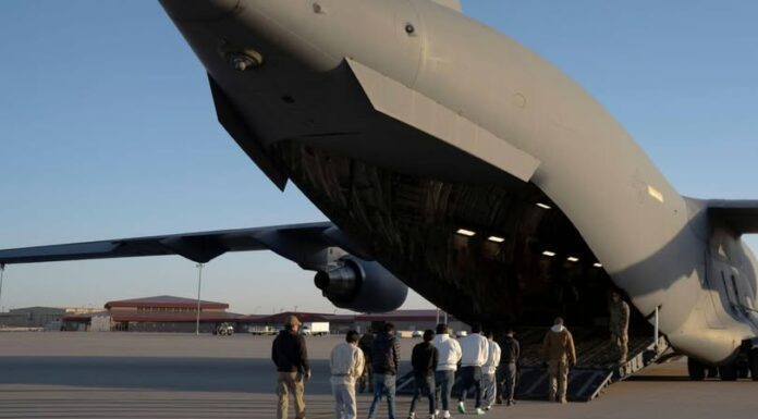 Estados Unidos ha empezado a trasladar a migrantes en situación irregular a la base militar estadounidense de Guantánamo, en Cuba.