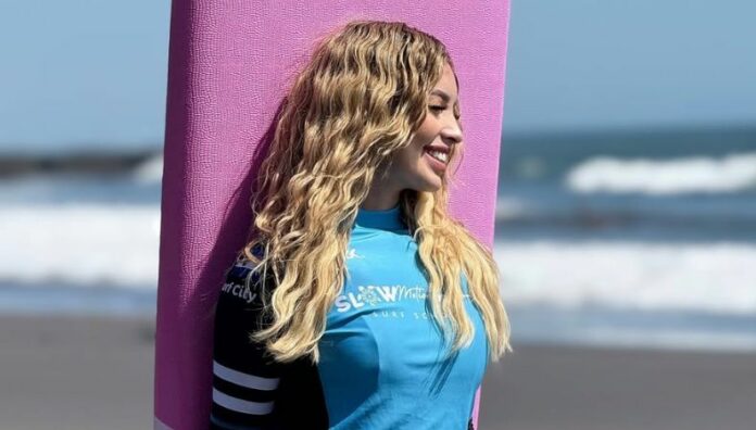 LarissaGraniello1 Larissa Graniello vivió una nueva experiencia en las olas de las bellas playas de nuestro país, en su primera clase como surfista.