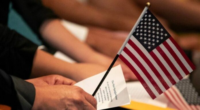 Un tribunal de Maryland ordenó una pausa indefinida en la orden de Trump para eliminar la ciudadanía por nacimiento en EE. UU.