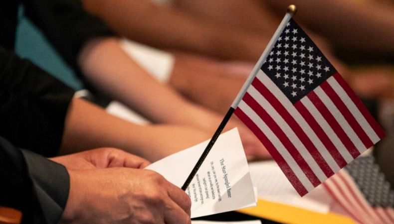 Un tribunal de Maryland ordenó una pausa indefinida en la orden de Trump para eliminar la ciudadanía por nacimiento en EE. UU.