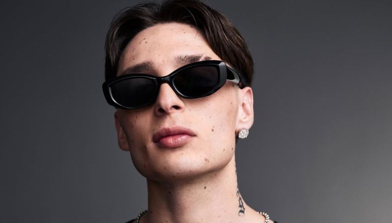 Peso Pluma estaría dentro de una rigurosa investigación por el gobierno de Estados Unidos y ha sido revisado en varios aeropuertos.