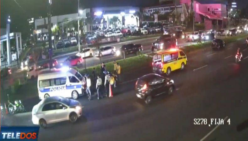 Una persona fue atropellada esta noche en el bulevar Los Próceres, en el carril que conduce hacia Santa Tecla.