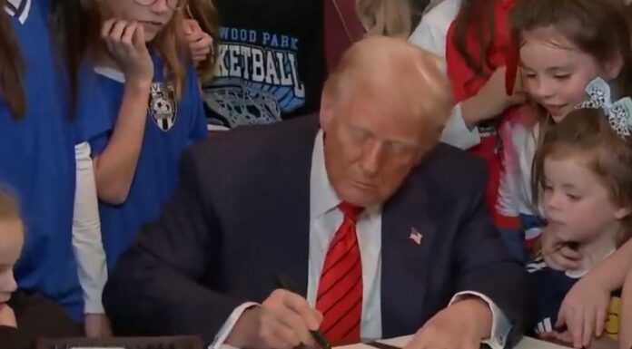 El presidente de Estados Unidos, Donald Trump, firmó un decreto que prohíbe a los atletas transgénero participar en deportes femeninos.