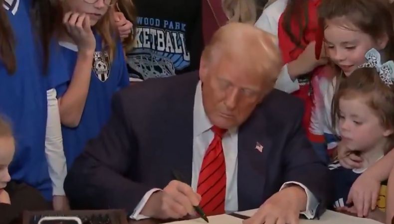 El presidente de Estados Unidos, Donald Trump, firmó un decreto que prohíbe a los atletas transgénero participar en deportes femeninos.