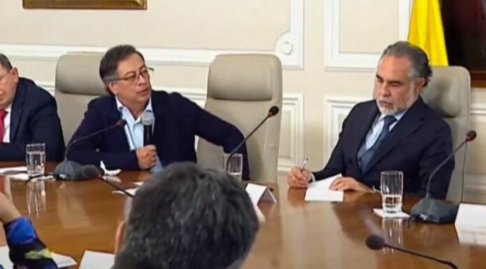 Al menos dos altos funcionarios del Gobierno de Colombia renunciaron luego de una insólita reunión entre el presidente Gustavo Petro.