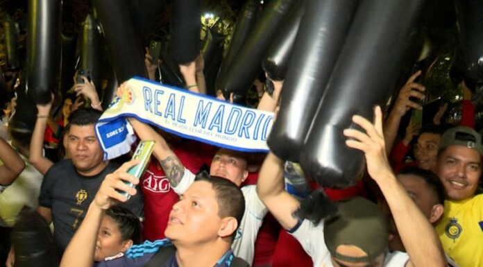 Decenas de seguidores de Cristiano Ronaldo se concentraron en la Plaza Salvador del Mundo para ser parte de los festejos. Foto TCS Ahora.
