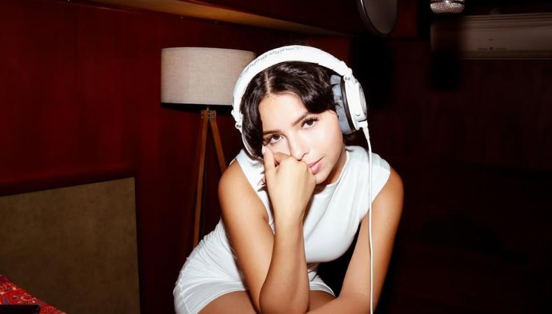 Ángela Aguilar sorprendió a todos llegando a uno de los conciertos de Christian Nodal con un look completamente diferente.