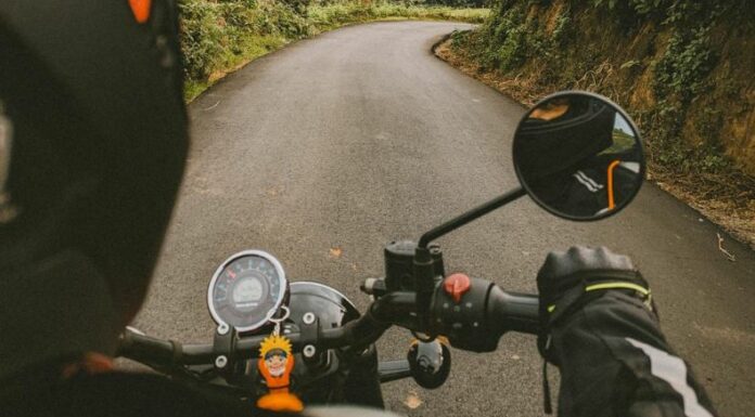 El casco certificado para un motociclista es un elemento crucial ya que puede salvar la vida en accidentes de tránsito.