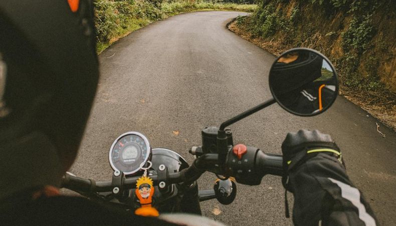 El casco certificado para un motociclista es un elemento crucial ya que puede salvar la vida en accidentes de tránsito.