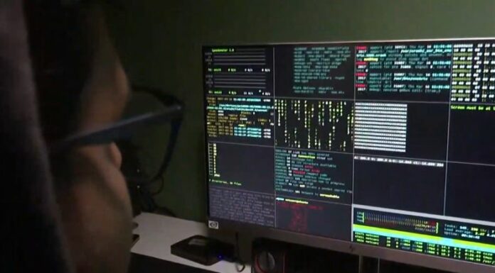 Un Deepfake permite crear videos, imágenes o audios falsificados de manera realista, manipulando la apariencia y voz de una persona.