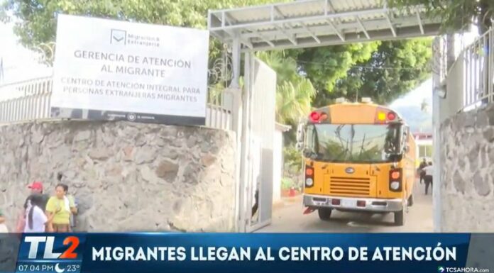 Decenas de salvadoreños continúan llegando al país luego de ser deportados desde Estados Unidos.
