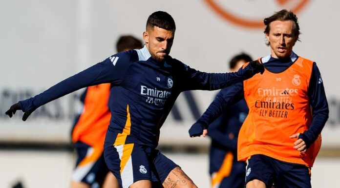 Real Madrid y Atlético se enfrentan en el Bernabéu en el derbi de la capital española con el liderato en juego.