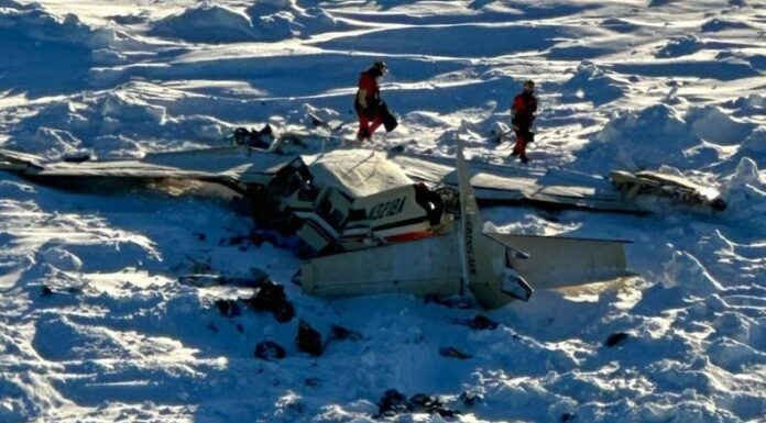 Autoridades confirmaron la muerte de al menos tres víctimas tras el hallazgo de un avión que había desaparecido en Alaska el pasado jueves.