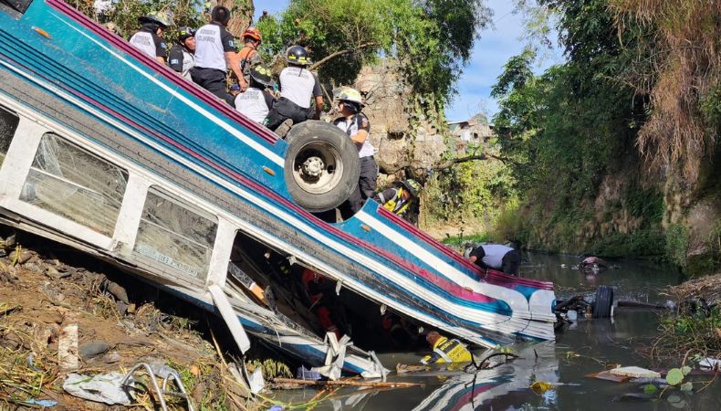 De forma preliminar se conoce que al menos 50 personas murieron tras un aparatoso accidente de autobús en Guatemala.