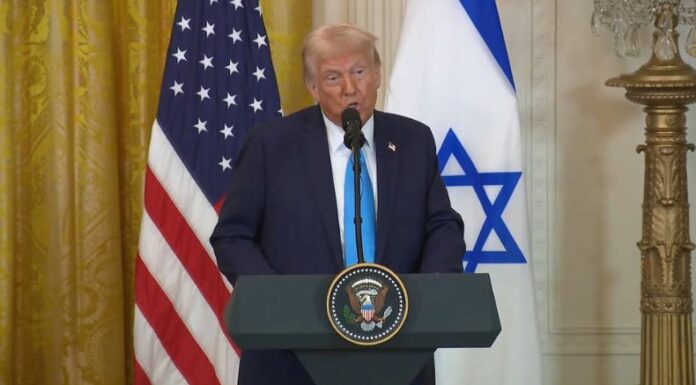 El presidente estadounidense, Donald Trump, dijo que los palestinos no tendrían derecho al regreso a Gaza, según su propuesta para que Estados Unidos tome el control de ese territorio.