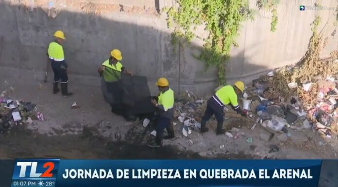 Previo al inicio de la época lluviosa, autoridades de San Salvador Centro ejecutaron acciones de limpieza en la quebrada El Arenal.