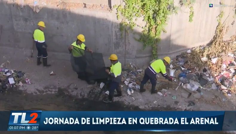 Previo al inicio de la época lluviosa, autoridades de San Salvador Centro ejecutaron acciones de limpieza en la quebrada El Arenal.