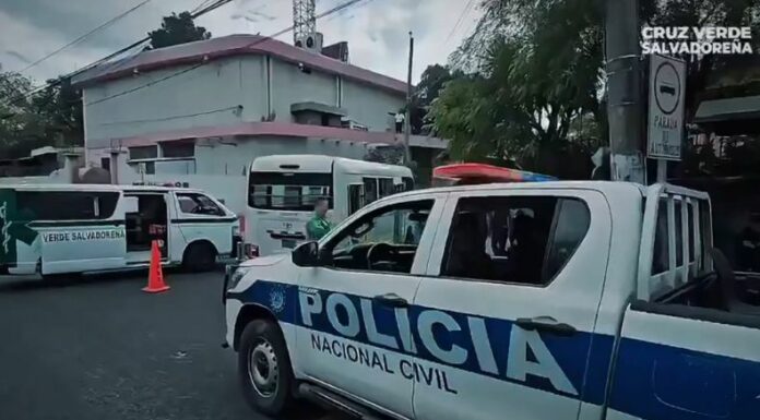 Una persona falleció al interior de una unidad de transporte en la calle a Mariona, Mejicanos, San Salvador Centro.