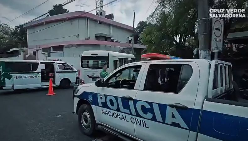 Una persona falleció al interior de una unidad de transporte en la calle a Mariona, Mejicanos, San Salvador Centro.