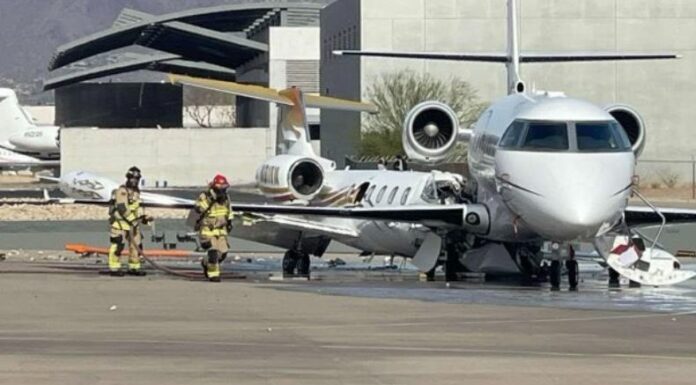 Un avión se estrelló esta tarde contra un jet estacionado en el aeropuerto Scottsdale, Arizona, Estados Unidos.