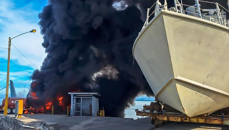 De última hora, incendio registrado en las instalaciones de la base naval de la Marina Nacional, en La Unión.
