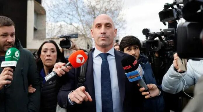Luis Rubiales está acusado de los delitos de agresión sexual y de coacciones en perjuicio de la futbolista española Jenni Hermoso