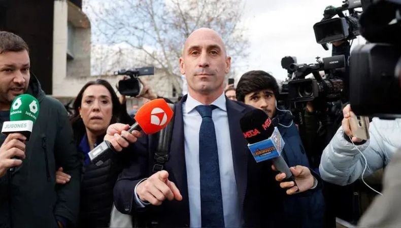 Luis Rubiales está acusado de los delitos de agresión sexual y de coacciones en perjuicio de la futbolista española Jenni Hermoso